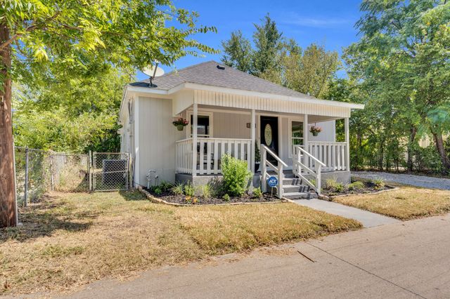 208 Henry Street, Waxahachie, TX 75165