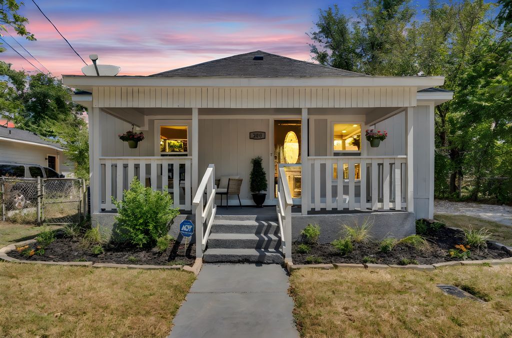 208 Henry Street, Waxahachie, TX 75165