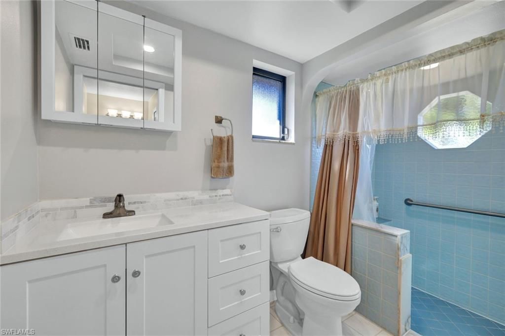 Image 18 of property listing at 215 SE 12th AVE, Cape Coral, FL 33990