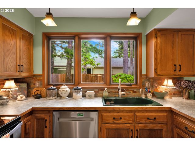 2270 UPAS Pl, Florence, OR 97439