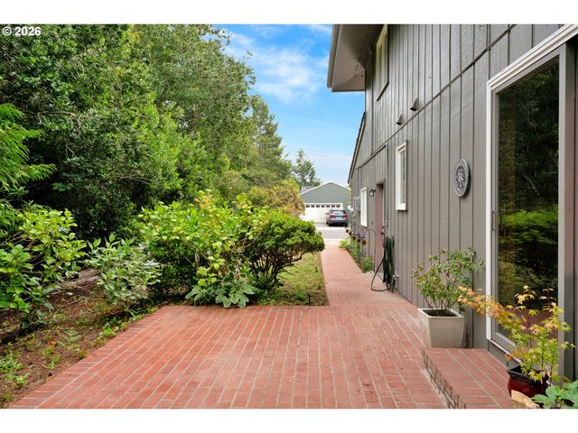 2270 UPAS Pl, Florence, OR 97439