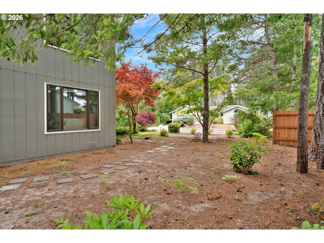 2270 UPAS Pl, Florence, OR 97439