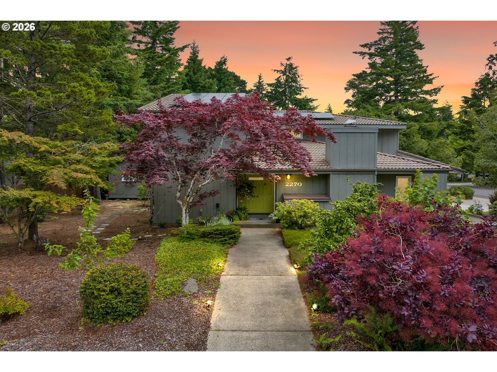 2270 UPAS Pl, Florence, OR 97439