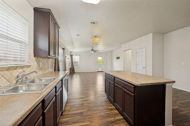 1339 4th Street, Grand Prairie, TX 75051