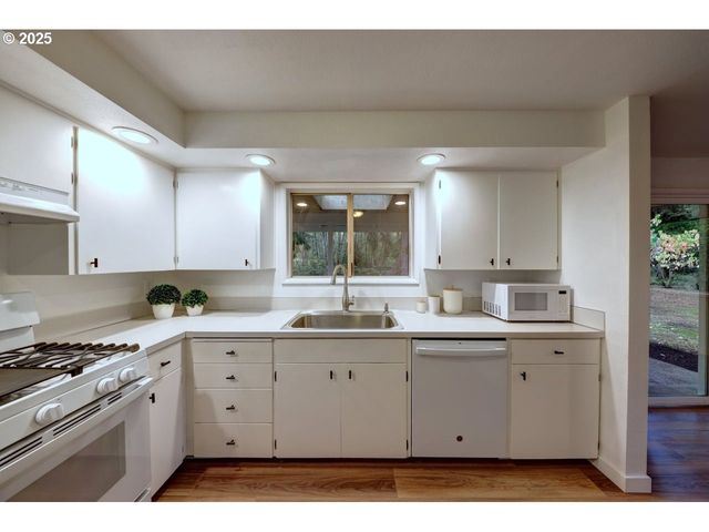 92201 CREST Dr, Astoria, OR 97103