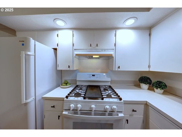 92201 CREST Dr, Astoria, OR 97103