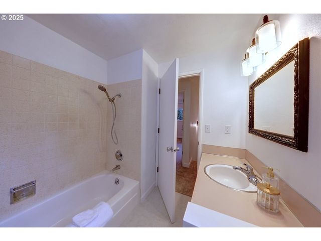 92201 CREST Dr, Astoria, OR 97103