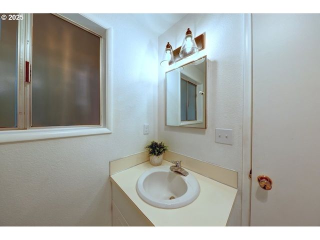 92201 CREST Dr, Astoria, OR 97103