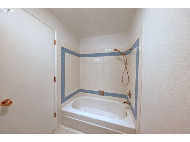 92201 CREST Dr, Astoria, OR 97103