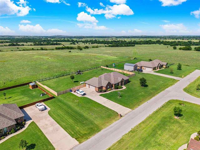 1210 NW Gray Hawk Dr, Lawton, OK 73507