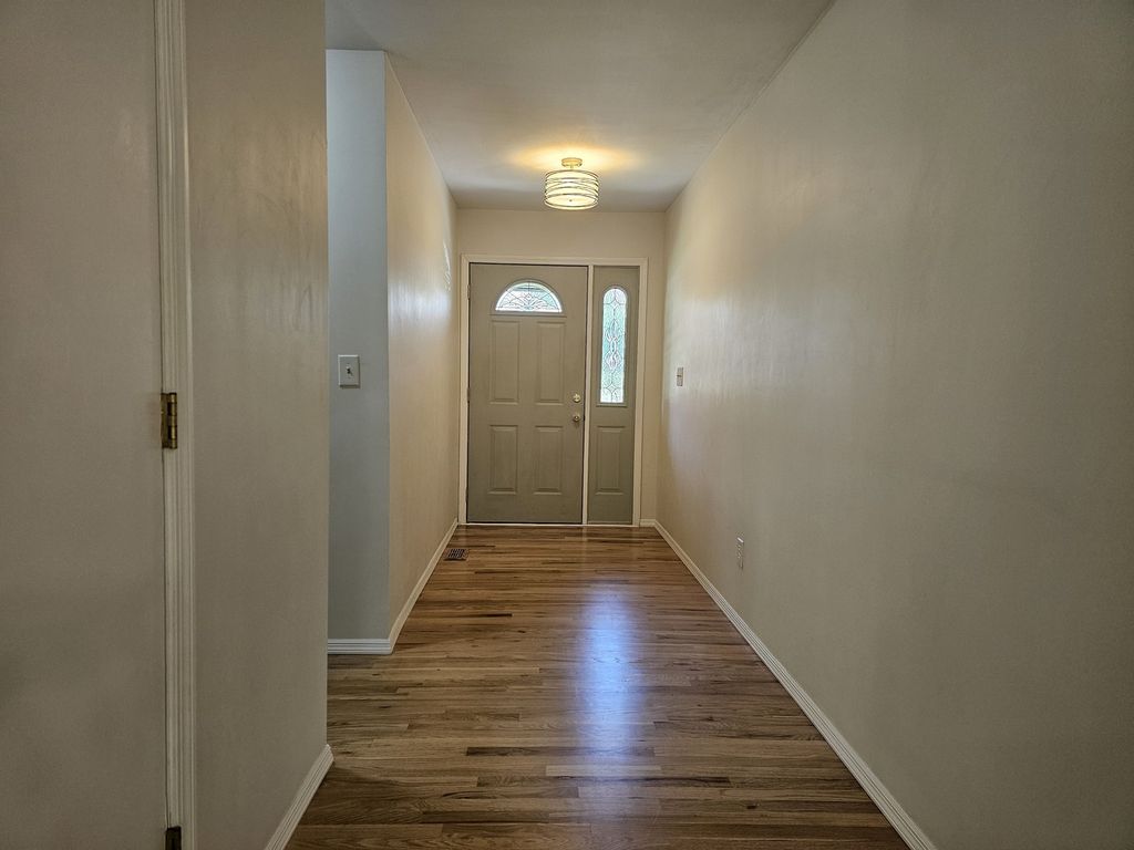 Image 11 of property listing at 4411 Woodglen Lane, Mt Vernon, IL 62864