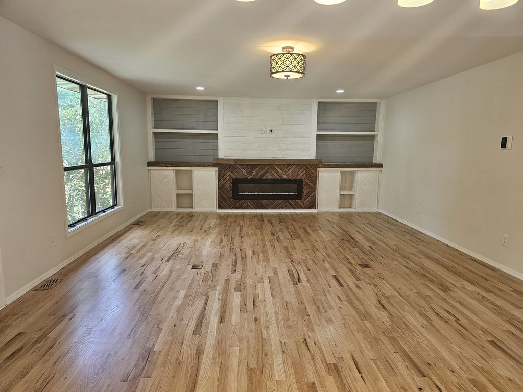 Image 15 of property listing at 4411 Woodglen Lane, Mt Vernon, IL 62864
