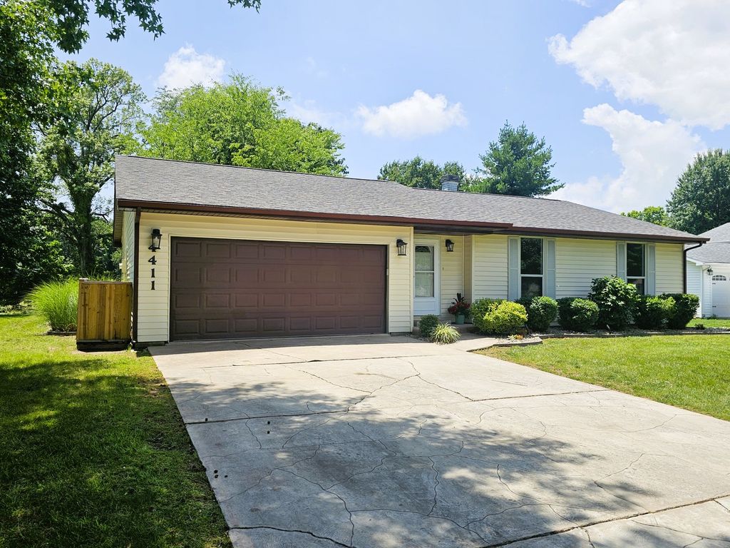 Image 3 of property listing at 4411 Woodglen Lane, Mt Vernon, IL 62864