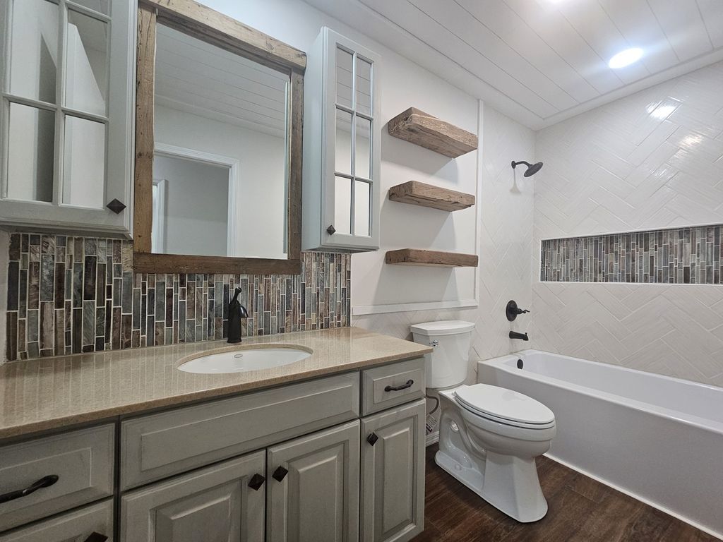 Image 30 of property listing at 4411 Woodglen Lane, Mt Vernon, IL 62864