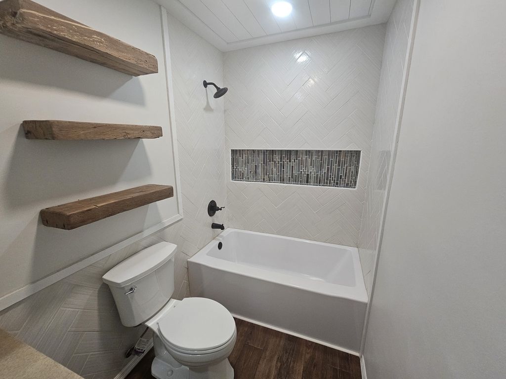 Image 31 of property listing at 4411 Woodglen Lane, Mt Vernon, IL 62864