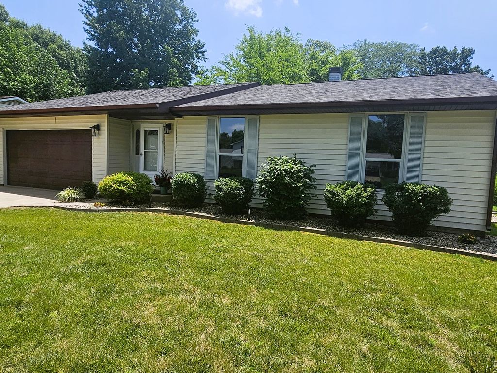Image 5 of property listing at 4411 Woodglen Lane, Mt Vernon, IL 62864