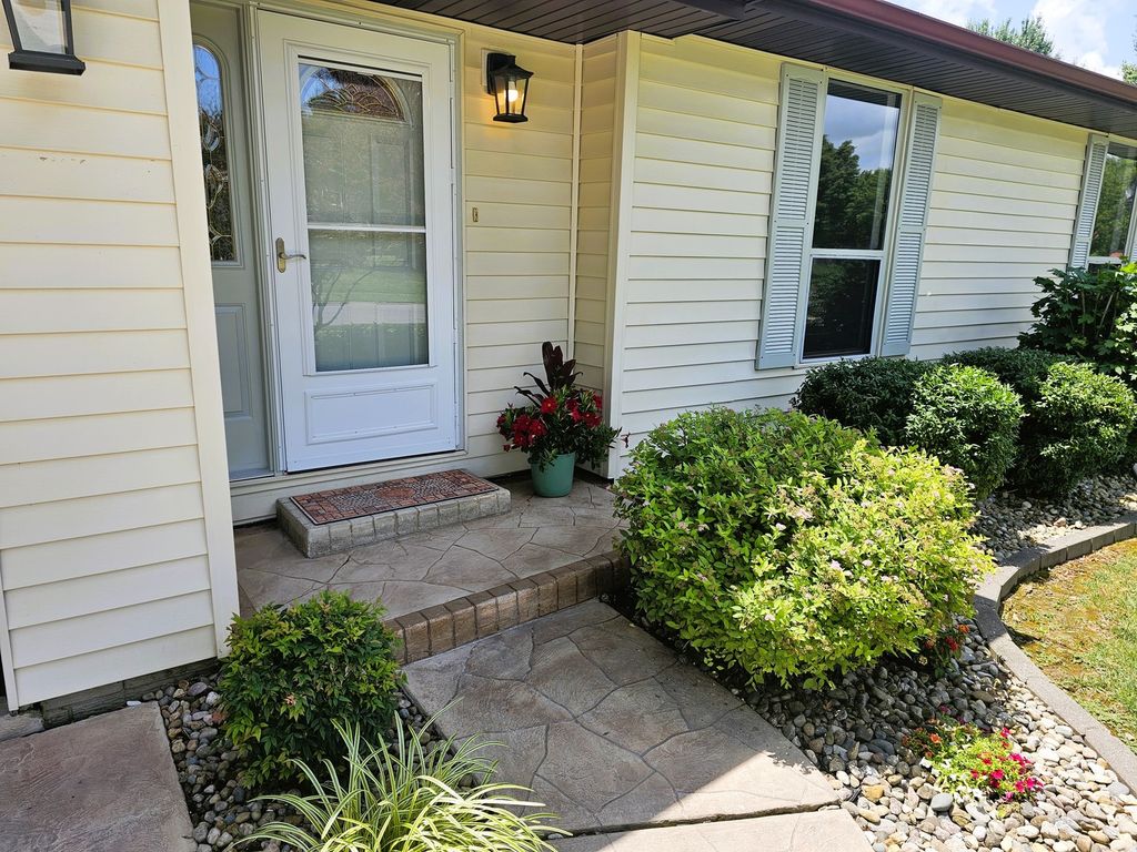 Image 6 of property listing at 4411 Woodglen Lane, Mt Vernon, IL 62864