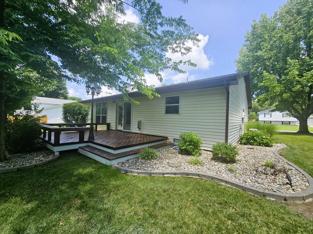 Image 7 of property listing at 4411 Woodglen Lane, Mt Vernon, IL 62864