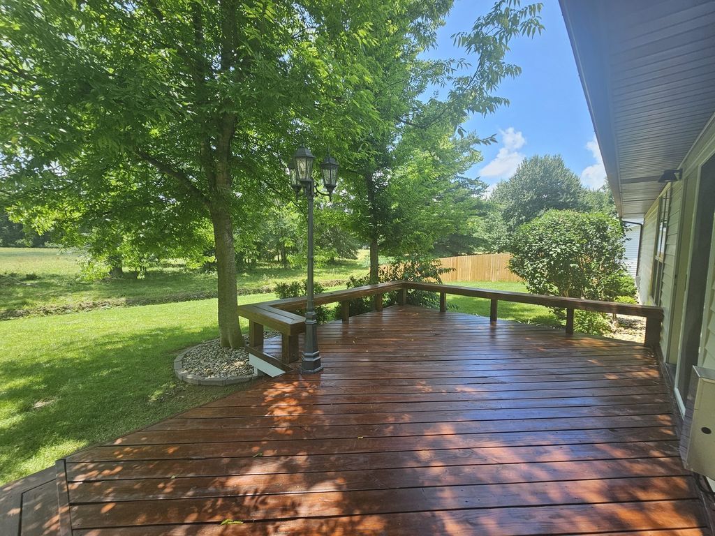 Image 10 of property listing at 4411 Woodglen Lane, Mt Vernon, IL 62864