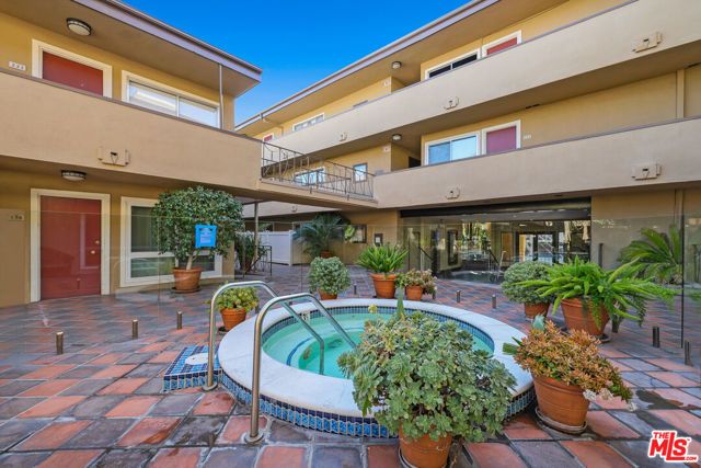 970 Palm Avenue 215, West Hollywood, CA 90069