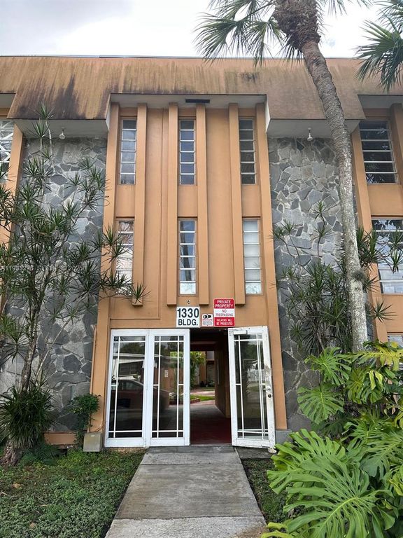 1330 W 54th St 108C, Hialeah, FL 33012