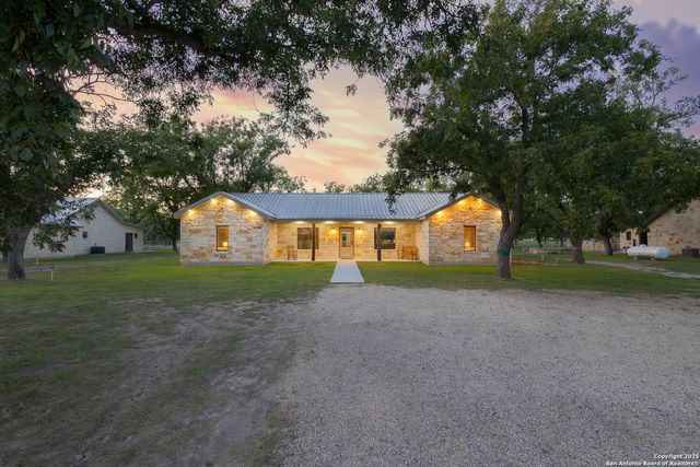 370 JOHNNY SEIBERT, Leakey, TX 78873