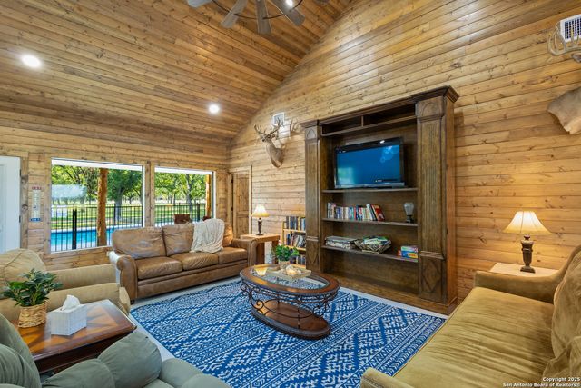 370 JOHNNY SEIBERT, Leakey, TX 78873