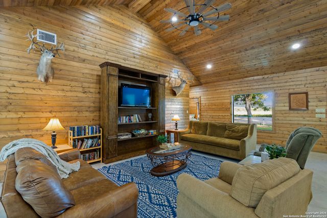 370 JOHNNY SEIBERT, Leakey, TX 78873