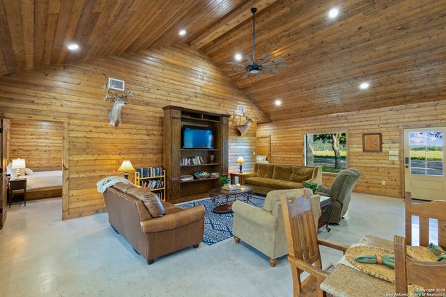 370 JOHNNY SEIBERT, Leakey, TX 78873