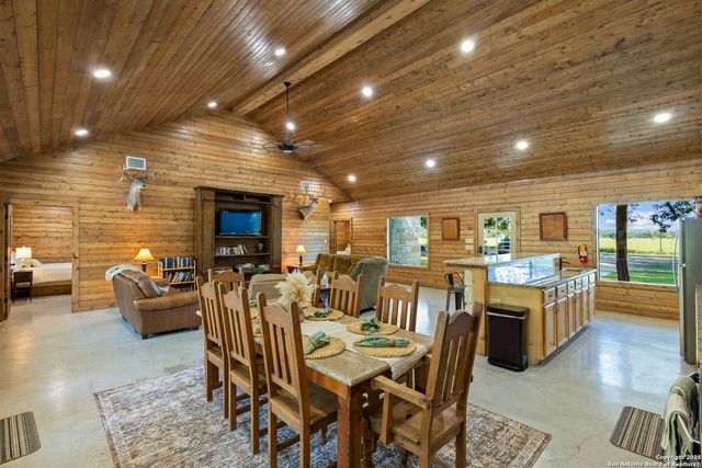 370 JOHNNY SEIBERT, Leakey, TX 78873