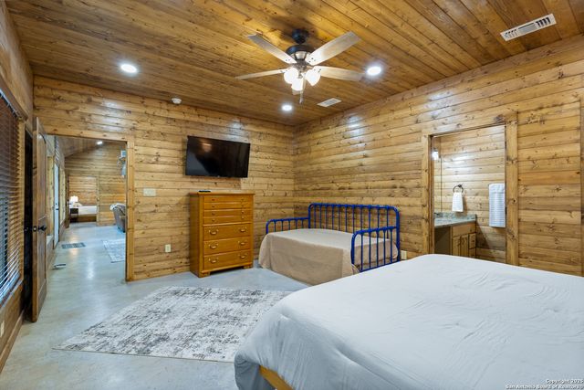 370 JOHNNY SEIBERT, Leakey, TX 78873