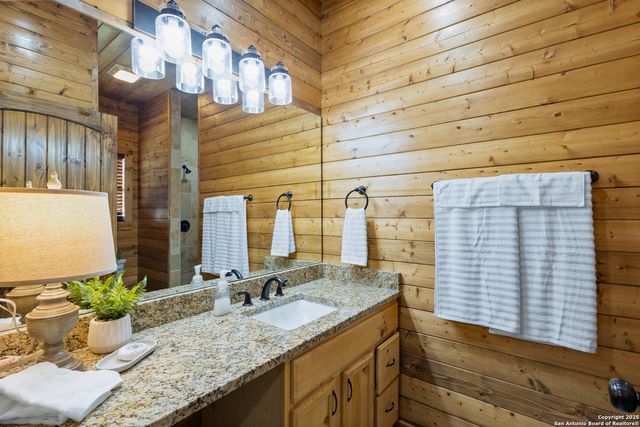 370 JOHNNY SEIBERT, Leakey, TX 78873