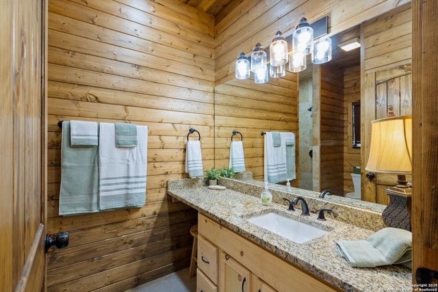 370 JOHNNY SEIBERT, Leakey, TX 78873