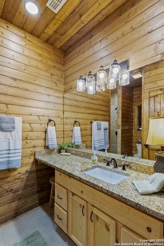 370 JOHNNY SEIBERT, Leakey, TX 78873