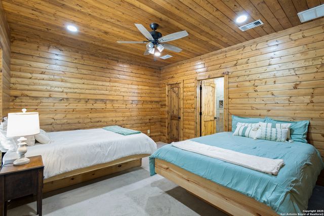 370 JOHNNY SEIBERT, Leakey, TX 78873