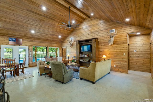 370 JOHNNY SEIBERT, Leakey, TX 78873