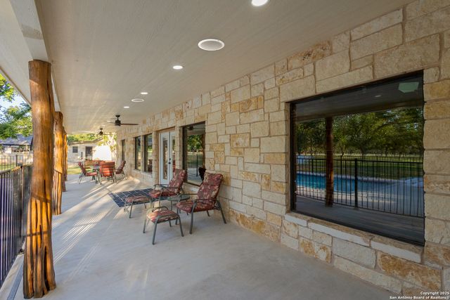 370 JOHNNY SEIBERT, Leakey, TX 78873