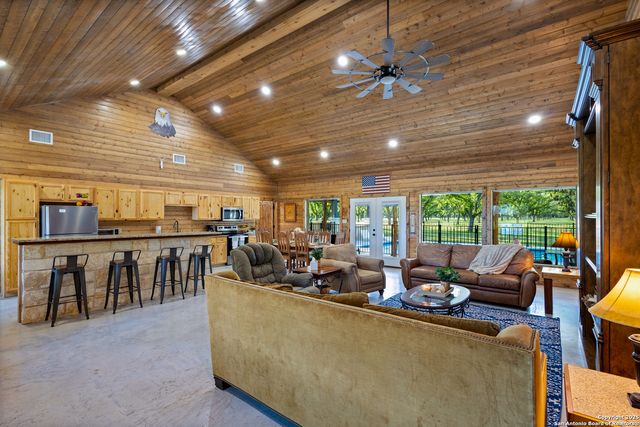 370 JOHNNY SEIBERT, Leakey, TX 78873