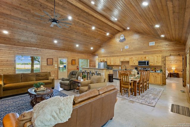 370 JOHNNY SEIBERT, Leakey, TX 78873