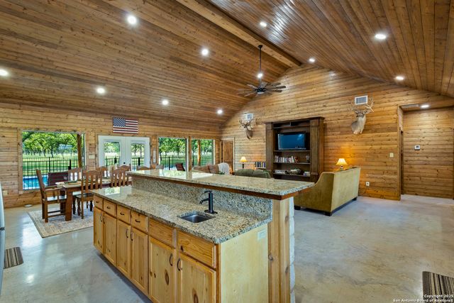 370 JOHNNY SEIBERT, Leakey, TX 78873