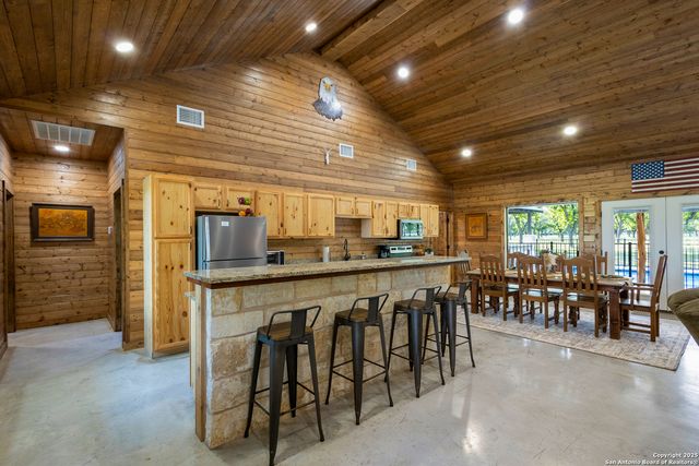 370 JOHNNY SEIBERT, Leakey, TX 78873