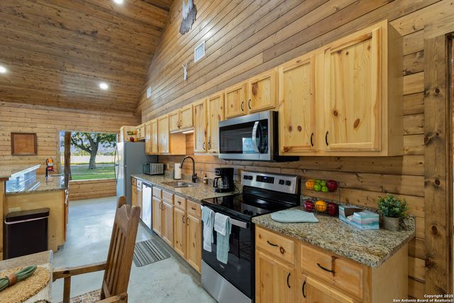 370 JOHNNY SEIBERT, Leakey, TX 78873