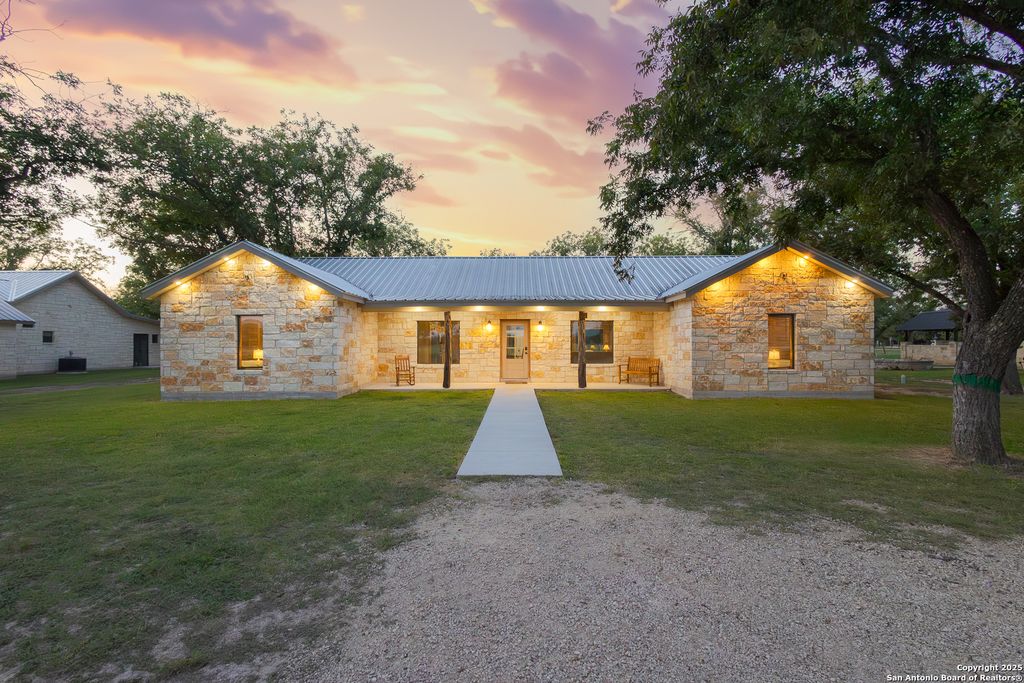 370 JOHNNY SEIBERT, Leakey, TX 78873