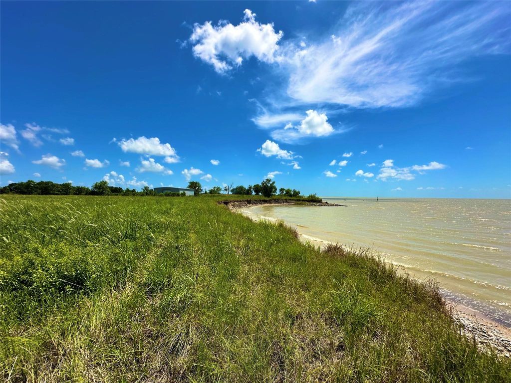 2101 W Bayshore Road, Anahuac, TX 77514