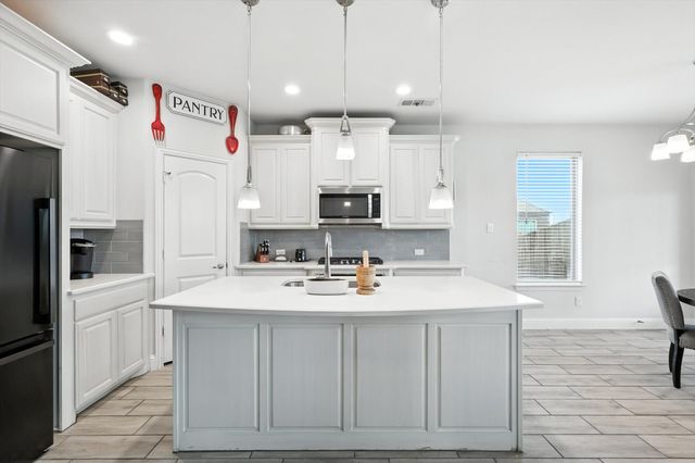 180 Sapphire Lane, Waxahachie, TX 75165