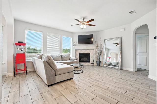 180 Sapphire Lane, Waxahachie, TX 75165