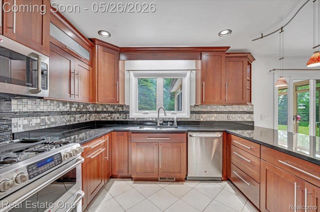 751 Bristol Lane, Orion Charter Township, MI 48348