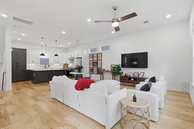 714 W Donovan Street A, Houston, TX 77091