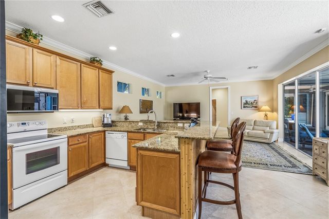 228 Oak Hammock Circle SW, Vero Beach, FL 32962