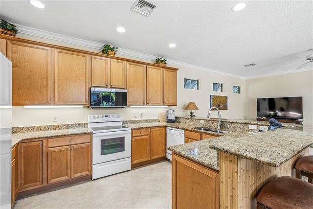 228 Oak Hammock Circle SW, Vero Beach, FL 32962